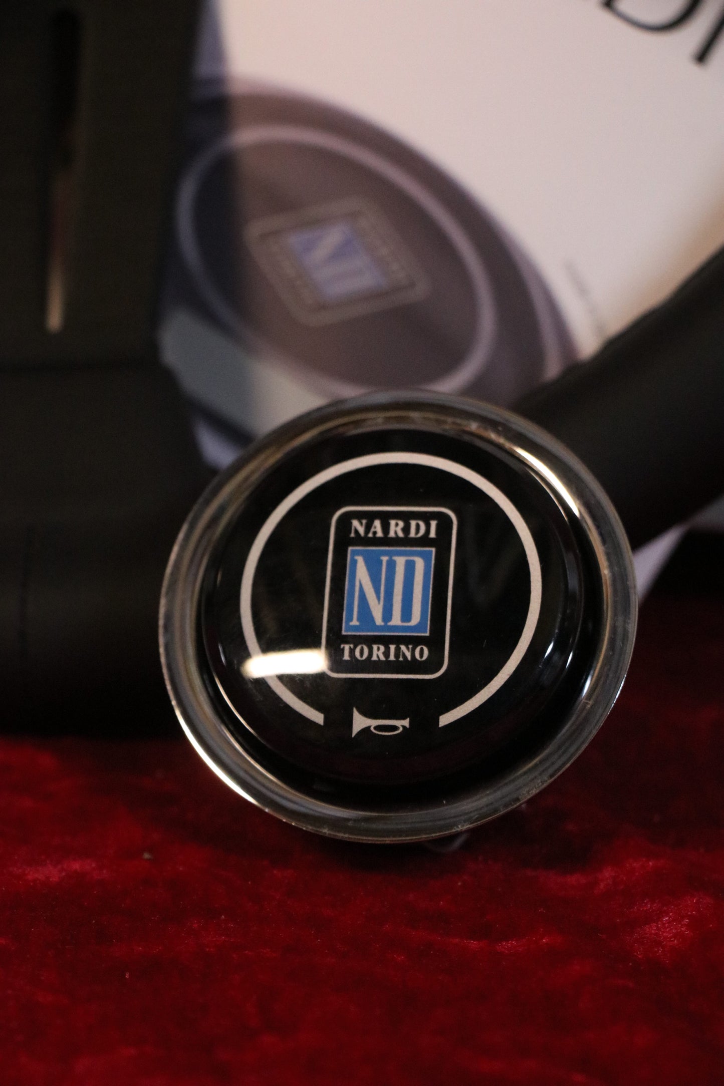 NARDI CLASSIC 340 MM BLACK CENTRE/ BLACK STITCH