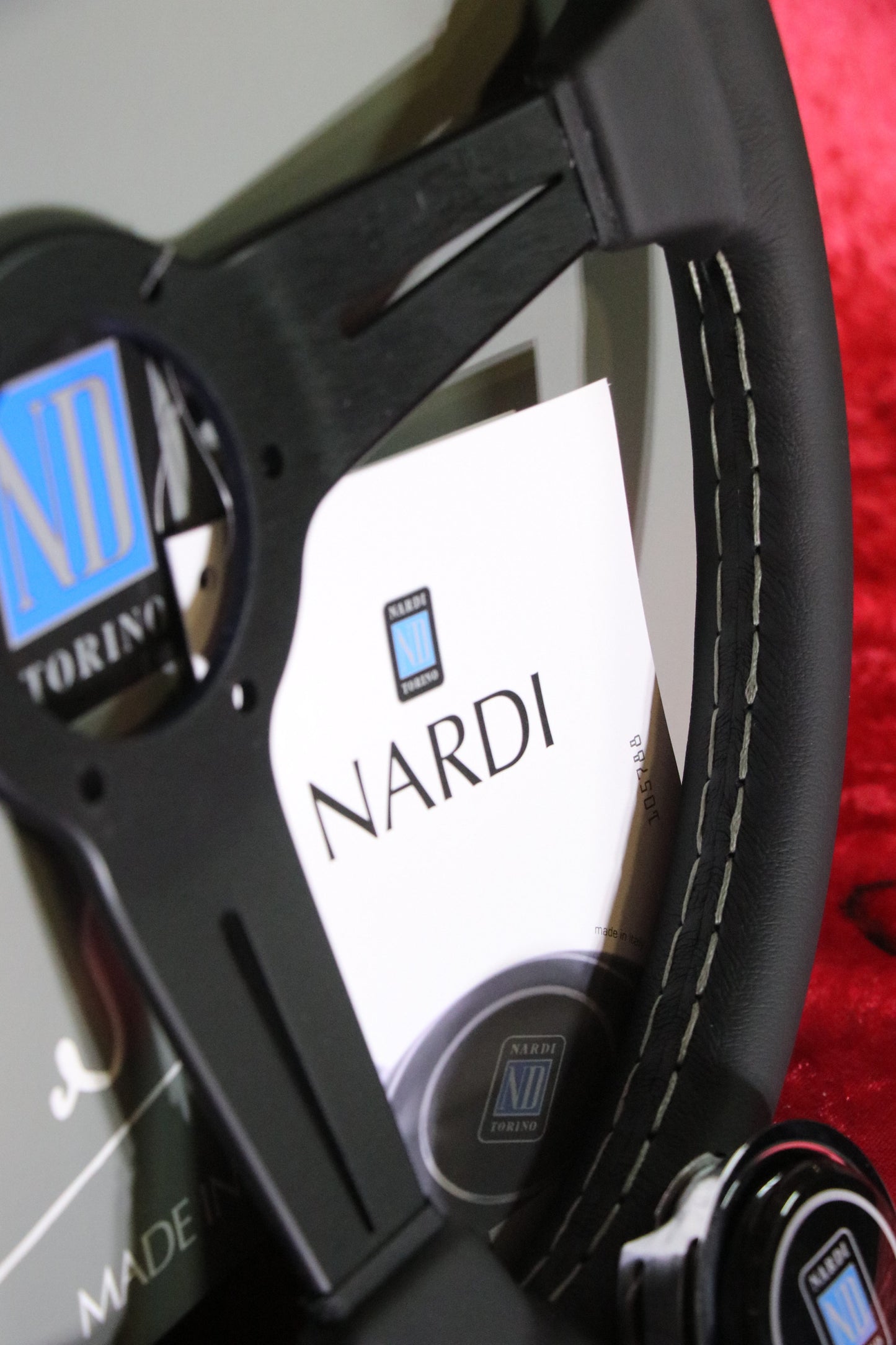 NARDI CLASSIC 340 MM BLACK CENTRE/ GREY STITCH